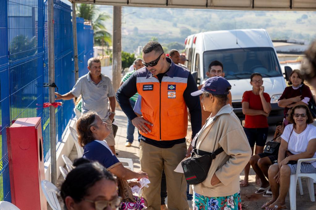 Agentes da Defesa Civil auxiliam na logística e triagem da população para os atendimentos - Foto por: Alair Ribeiro/TJMT