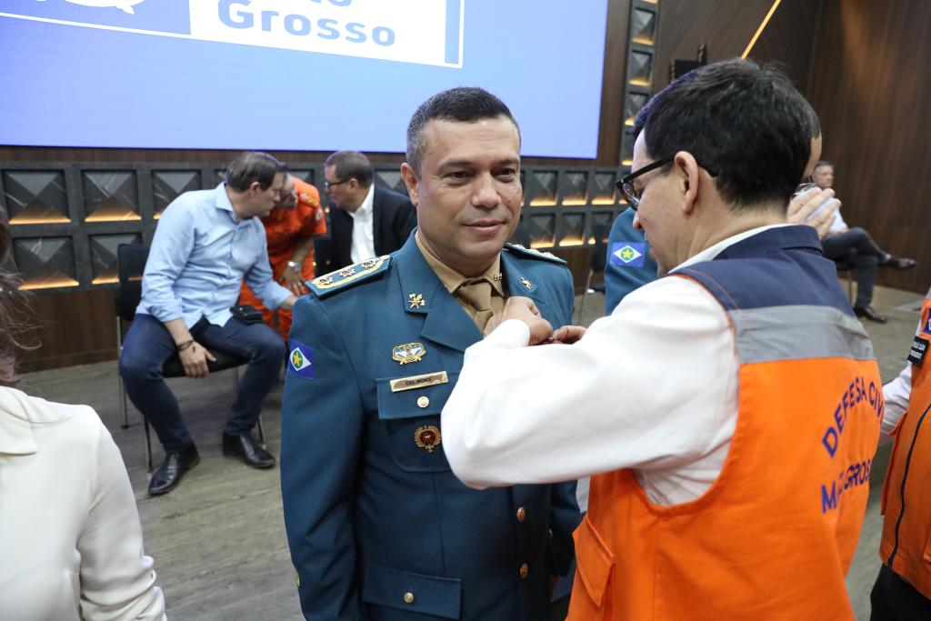 Coronel BM Rony Barros, comandante-geral adjunto do CBMMT, recebe medalha de mérito durante cerimônia de transmissão de cargo na Defesa Civil do Estado - Foto por: SD BM Prado
