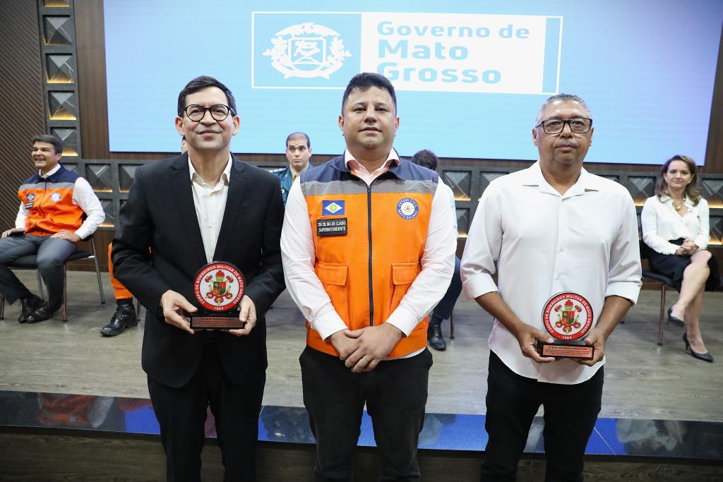 Coronel BM RR Cesar Brum e o subtenente BM RR José Bruno recebem homenagem da Defesa Civil do Estado pelo ingresso na reserva remunerada - Foto por: SD BM Prado