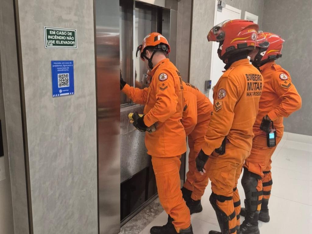 Corpo de Bombeiros resgata vítima presa em elevador de edifício residencial