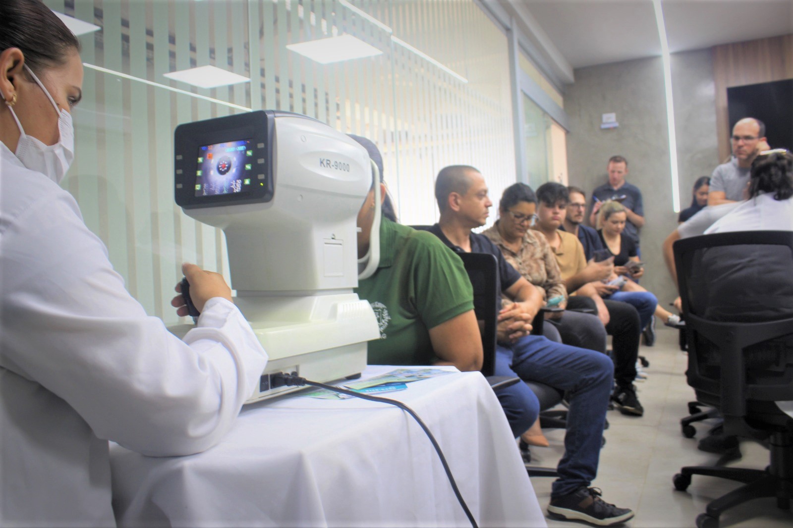 Exame oftalmológico durante Posto Itinerante realizado na sede da Secretaria de Planejamento e Gestão (Seplag). - Foto por: Cristiano Emanuel/Seplag MT Saúde realiza ações de prevenção de doenças no serviço público - Exame oftalmológico durante Posto Itinerante realizado na sede da Secretaria de Planejamento e Gestão (Seplag).
