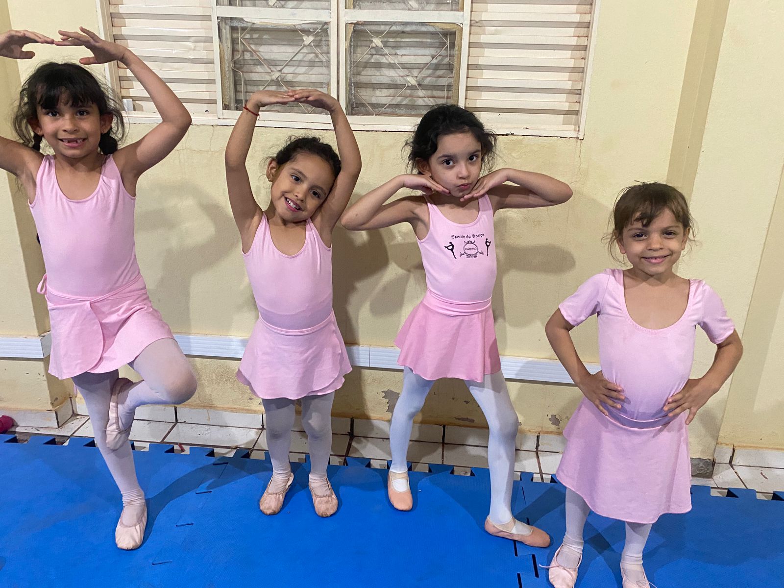 Patrocínio da Secel proporciona aulas de balé, capoeira, karatê, ritmos, natação, jiu-jitsu e treinamento funcional - Alunos recebem aulas de de balé, capoeira, karatê, ritmos, natação, jiu-jitsu e treinamento funcional