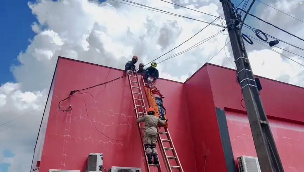 Homem leva choque elétrico em telhado e é resgatado pelos bombeiros - 