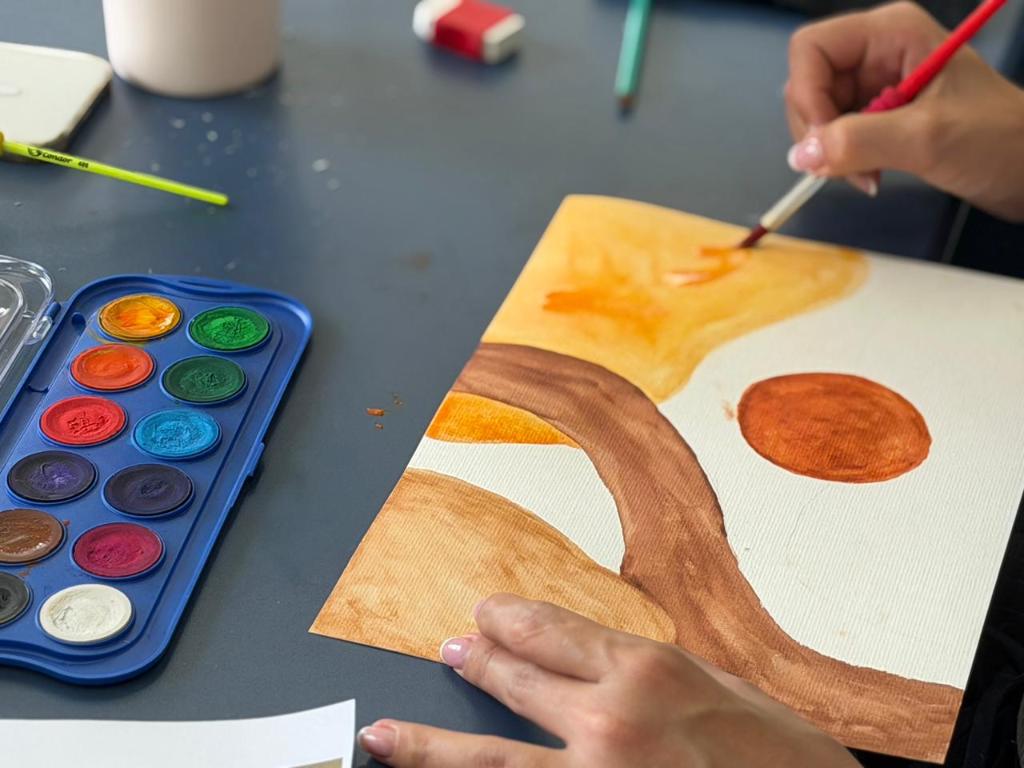 Oficinas de aquarela usam a arte para promover inclusão e autonomia no tratamento - 